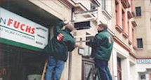Chronik-Bild unserer Mitarbeiter bei Reperaturen im Geschaeft